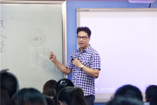 何敏华讲师进行多元智能测评培训